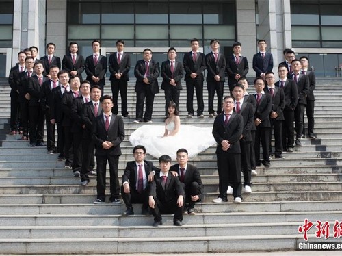 Viral Foto Kelulusan Kampus yang Hanya Punya Satu Mahasiswa Wanita Viral Foto Kelulusan Kampus yang Hanya Punya Satu Mahasiswa Wanita
