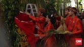 Tangga yang digunakan Jokowi untuk memasang bleketepe dan dipegangi Iriana itu punya makna tersendiri. Yakni, menandakan dua sisi kehidupan pernikahan dan dibutuhkannya sikap gotong royong.