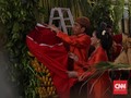 FOTO: Jokowi Pasang Bleketepe untuk Pernikahan Kahiyang-Bobby