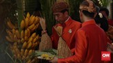 Bukan hanya memasang bleketepe dan janur, Jokowi juga memasang beberapa buah-buahan hasil bumi di sudut gerbang kediamannya di Jalan Kutai Utara, Sumber, Solo. Lazimnya, buah yang harus ada termasuk dua tandan pisang dan kelapa gading.