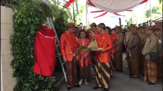 Tampil Serasi dengan Jokowi, Iriana Berkebaya Oranye Saat 