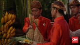 Pisangnya harus pisang raja, sebagai simbol kemuliaan dunia dan akhirat, agar mempelai dimuliakan kehidupannya seperti putri raja. Pisang juga dipilih karena setiap pohon pisang ditebang, masih akan bisa tumbuh. Diharapkan, demikian pula dengan rezeki si mempelai.