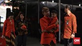 Sementara kelapa gading dipasang menyimbolkan harapan agar pengantin nantinya merasakan keindahan hidup dengan kesabaran dan kerelaan berkorban terhadap sesama.