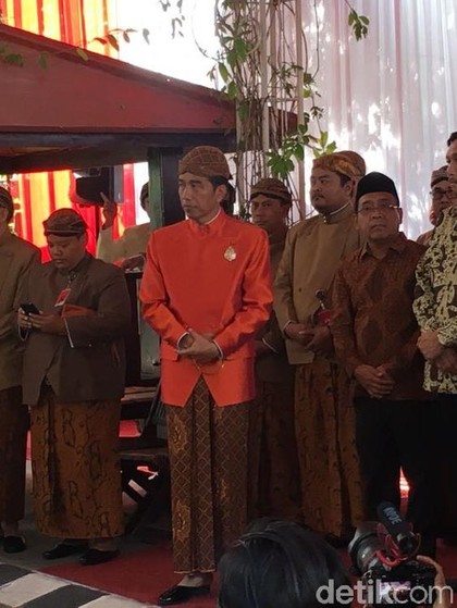 Pasang Bleketepe, Jokowi Tampil Fresh dengan Beskap Oranye 