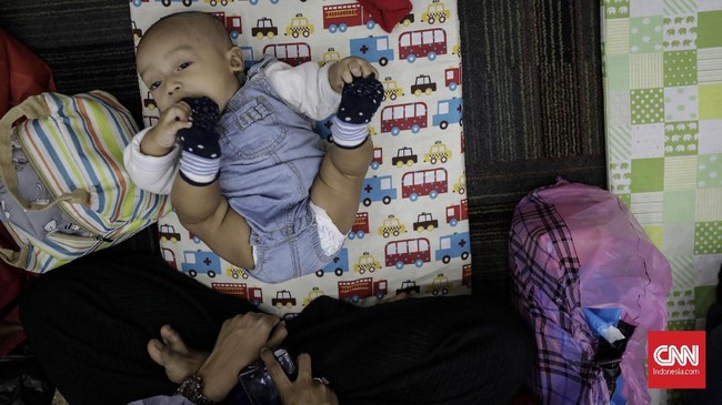 FOTO: Riuhnya Pijat Massal 300 Bayi FOTO: Riuhnya Pijat Massal 300 Bayi