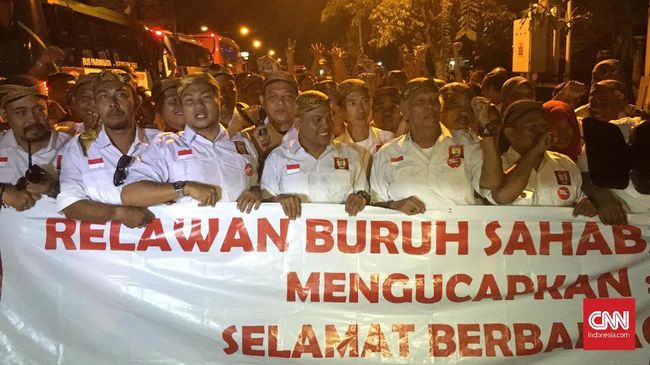 Usai Midodareni, Jokowi Membaur dengan Relawan