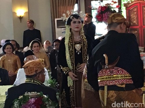 Pakai Lipstik Merah Cabai, Kahiyang Ayu Bikin Pangling saat Akad Nikah Pakai Lipstik Merah Cabai, Kahiyang Ayu Bikin Pangling saat Akad Nikah