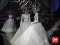 FOTO: Gaun Glamor bak Diva dari Peragaan Ivan Gunawan