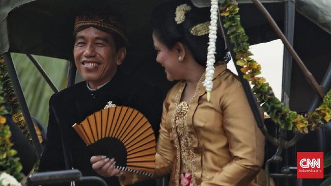 'Kilau' Iriana Jokowi Berkebaya Emas di Pernikahan Kahiyang