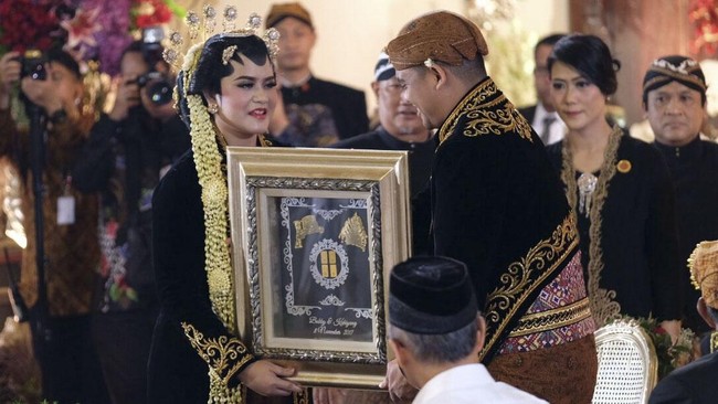 FOTO: Kereta Kencana Bawa Kahiyang Bak Putri Raja