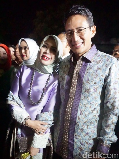 Gaya Sandiaga Uno Kompak Berbatik Bunga dengan Istri di Pernikahan Kahiyang Gaya Sandiaga Uno Kompak Berbatik Bunga dengan Istri di Pernikahan Kahiyang