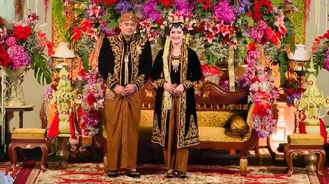 Anggunnya Kahiyang Ayu dalam Busana  Pengantin  Jawa  Klasik 