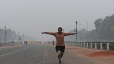 Warga New Delhi bangun dengan asap yang mencekik pada Selasa (7/11) pagi karena kualitas udara di kota berpolusi tinggi itu sudah mencapai tingkat berbahaya. (AFP Photo/Sajjad Hussain)