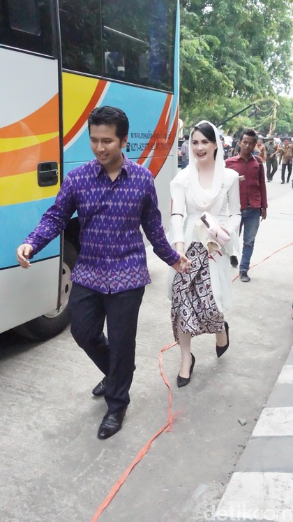 Foto: Arumi Bachsin Pakai Kebaya Recycle di Pernikahan 