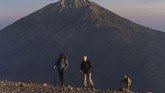 Dengan segala kisahnya, gunung berapi paling aktif di Indonesia dengan ketinggian 2.968 mdpl ini menjadi gunung favorit bagi para pendaki dari dalam dan luar negeri.