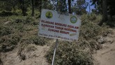 Papan larangan berburu di Taman Nasional Gunung Merapi, Boyolali, Jawa Tengah.