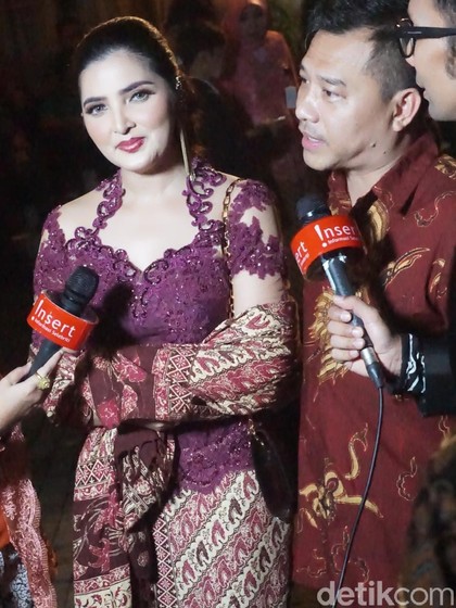 Dadakan Pilih Baju, Ashanty Tetap Cantik Berkebaya di Resepsi Kahiyang Dadakan Pilih Baju, Ashanty Tetap Cantik Berkebaya di Resepsi Kahiyang