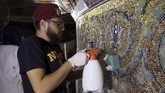 Bangunan The Dome of The Rock diyakini dibangun pertama kali pada masa kekhalifahan Dinasti Umayyah pada 687 Masehi. Berbagai kaligrafi dibuat sebagai hiasan rumah batu suci tiga agama itu. (REUTERS/Ammar Awad)