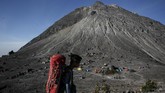 Puncak Gunung Merapi dari area Pasar Bubrah, Boyolali, Jawa Tengah.