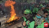 Mereka menyebut Anies-Sandi berbohong dan mengingkari kontrak politik dengan buruh dengan menetapkan UMP DKI Jakarta di bawah harapan mereka. (CNN Indonesia/Adhi Wicaksono)