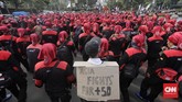 Ratusan buruh yang berunjuk rasa bukan hanya datang dari Jakarta, mereka juga berasal dari Bogor, Depok, Tangerang, Bekasi, Jawa Tengah, Jawa Timur dan Cirebon. (CNN Indonesia/Adhi Wicaksono)