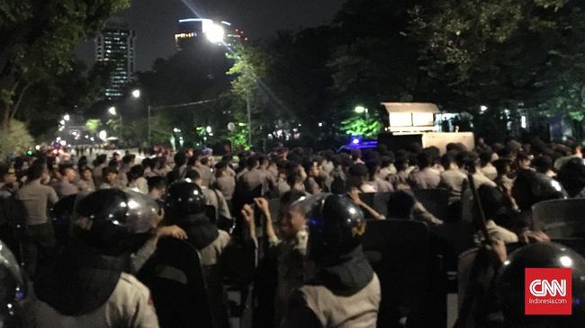 Diultimatum Polisi, Massa Buruh di Istana Bubarkan Diri