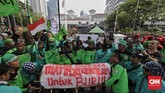 Balai Kota DKI Jakarta jadi sasaran demo karena mereka menilai Gubernur DKI Jakarta Anies Baswedan dan Wagub Sandiaga Uno ingkar janji. (CNN Indonesia/Adhi Wicaksono)