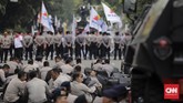 Setelah diultimatum Kapolres Jakarta Pusat, buruh baru bersedia membubarkan diri sekitar pukul 10.50 WIB. (CNN Indonesia/Adhi Wicaksono)
