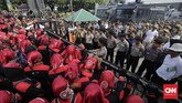 Buruh kecewa dengan UMP DKI Jakarta 2018 yang ditetapkan sebesar Rp3,64 juta, jauh di bawah harapan mereka sebesar Rp3,9 juta. (CNN Indonesia/Adhi Wicaksono)