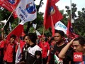 Lewat Batas Waktu, Buruh Masih Bertahan di Balai Kota