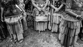 Hari pertama, pernikahan dimulai dengan prosesi Tari Raego sebagi penanda dimulainya upacara pernikahan secara adat. Lantunan syair-syair Kulawi kuno menyambut mempelai pria. (ANTARA FOTO/Fiqman Sunandar)