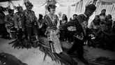 Bukan hanya itu, ada juga ritual berjalan di atas pelepah daun pinang sebagai simbol diterimanya mempelai pria menjadi satu keluarga. (ANTARA FOTO/Fiqman Sunandar)
