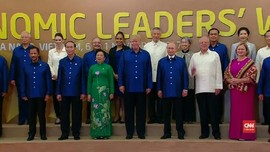 VIDEO: Jabat Tangan Hangat Trump dan Putin di KTT APEC