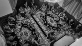 Setelah ritual makan kapur sirih, acara hari itu pun ditutup dengan santap bersama. (ANTARA FOTO/Fiqman Sunandar)