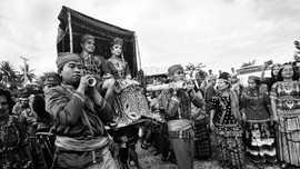 FOTO: Hitam Putih Perkawinan Suku Tertua di Sulawesi