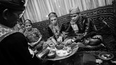 Esoknya, hari kedua pernikahan, ada ritual 'Mojunu' yang bermakna pembersihan diri untuk menjalani kehidupan rumah tangga. Maknanya seperti ‘Siraman’ di adat Jawa. (ANTARA FOTO/Fiqman Sunandar)