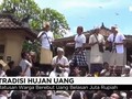 VIDEO: Tradisi Hujan Uang di Bali