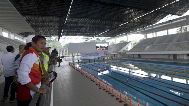 Sandiaga Uno Berenang Jajal Arena Asian Games 2018
