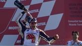 Gelar juara dunia MotoGP 2017 menjadi milik pebalap Repsol Honda Marc Marquez setelah finis ketiga pada balapan GP Valencia, 12 November 2017. (AFP PHOTO / PIERRE-PHILIPPE MARCOU)