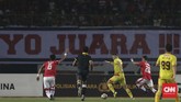 Bhayangkara FC yang sudah memastikan gelar juara Liga 1 2017, membuka keunggulan saat laga baru berjalan tiga menit melalui gol Ilija Spasojevic. (CNNIndonesia/Adhi Wicaksono)