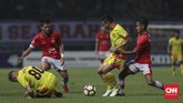 Persija Jakarta kemudian menyamakan kedudukan 1-1 saat injury time babak pertama melalui tendangan voli Ramdani Lestaluhu (kanan). (CNNIndonesia/Adhi Wicaksono)