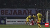 Sandi Sute (duduk) mendapat kartu merah setelah melakukan pelanggaran berbahaya terhadap pemain Bhayangkara FC Firli Apriansyah. (CNNIndonesia/Adhi Wicaksono)