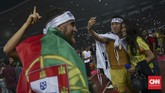 Dua pemain Bhayangkara FC, Paulo Sergio (kiri) dan Lee Yoo-joon (kanan), merayakan sukses gelar juara Liga 1 2017 di Stadion Patriot Candrabhaga. (CNNIndonesia/Adhi Wicaksono)