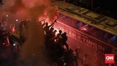 Suporter Persija Jakarta The Jakmania merayakan kemenangan atas Bhayangkara FC di Stadion Patriot Candrabhaga, Bekasi. (CNNIndonesia/Adhi Wicaksono)