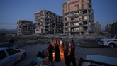 Kepala Palang Merah Iran melaporkan, lebih dari 70 ribu orang kini membutuhkan tempat penampungan darurat akibat gempa di Iran-Irak. (AFP Photo/ISNA/Pouria Pakizeh)