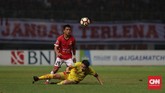 Pertandingan babak kedua berjalan keras. Wasit bahkan harus mengeluarkan kartu merah pada menit ke-54 untuk gelandang Persija Jakarta Sandi Sute. (CNN Indonesia/Adhi Wicaksono)