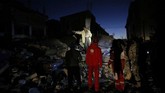 Setidaknya 210 orang tewas akibat gempa berkekuatan 7,3 skala Richter yang mengguncang di perbatasan Iran-Irak pada Minggu (12/11), sementara regu penyelamat masih berupaya menyelamatkan puluhan korban dari reruntuhan gedung. (AFP Photo/ISNA/Pouria Pakizeh)