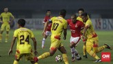 Meski kalah jumlah pemain, Persija Jakarta tetap mampu mengimbangi permainan Bhayangkara FC di babak kedua. (CNNIndonesia/Adhi Wicaksono)
