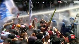 VIDEO: Seribu Demonstran Bentrok dengan Polisi di KTT ASEAN