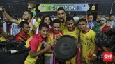 Para pemain Bhayangkara FC merayakan gelar Liga 1 2017, termasuk Evan Dimas Darmono yang dipastikan meninggalkan tim berjuluk The Guardian tersebut. (CNNIndonesia/Adhi Wicaksono)